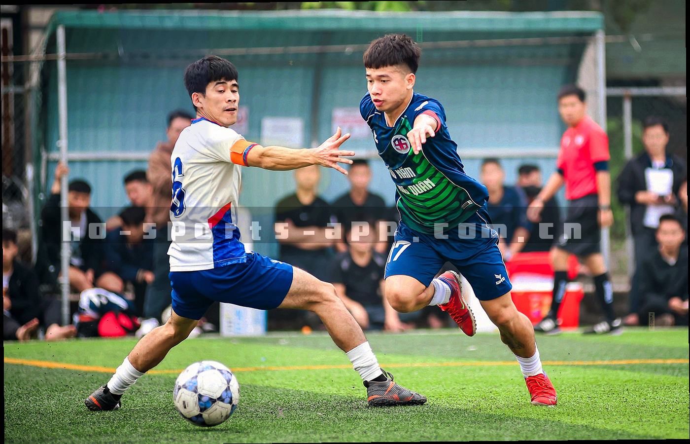 夜间球场一角与抽象数据流线条交织，冷绿底色上分布荧光青光点
